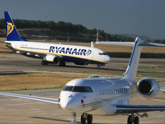 Moviment d'avions ahir a la pista de l'aeroport de Girona MANEL LLADÓ