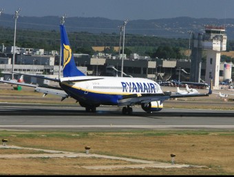 Un avió de Ryanair a l'aeroport de Girona. MANEL LLADÓ