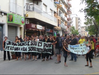Els manifestants han pres els carrers del centre de Pineda de Mar. T.M