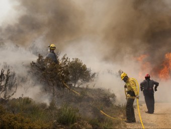 Efectius dels Bombers treballen en l'extinció de l'incendi declarat a Rasquera, el passat 17 de maig TJERK VAN DER MEULEN