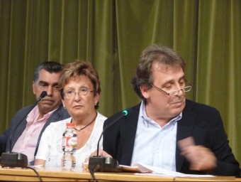 Joan Campolier, a la dreta, i Josep Maria Serra al costat esquerra ahir en el ple. T.M