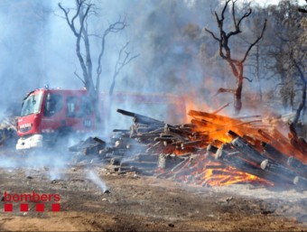 L'incendi de Llagostera s'ha originat en una pila de llenya, a la zona de la Banya Croua BOMBERS DE LA GENERALITAT