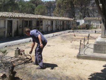Treballadors municipals de La Jonquera netejant ahir el cementiri afectat diumenge pel pas del foc, i a sota una casa cremada al carrer del Prat d'en malagrava. E. CARRERA / L. SERRAT