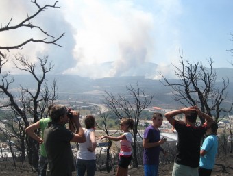 Veïns de la Jonquera observen el front de l'incendi des d'una zona ja cremada ESTEVE CARRERA