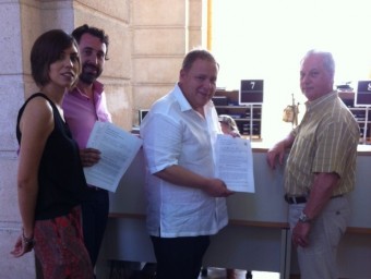 Orengo i altres regidors socialistes presenten el recurs per Registre. CEDIDA