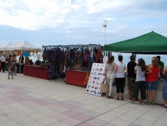 Imatge d'un anterior mercat temàtic celebrat a la platja del poble. EL PUNT AVUI