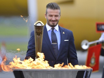 David Beckham en el moment d'encendre la torxa olímpica dels jocs de Londres  REUTERS