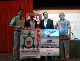 L'alcalde i els diputats mostren el cartell anunciador de “Sona la Dipu”. M. SÁNCHEZ