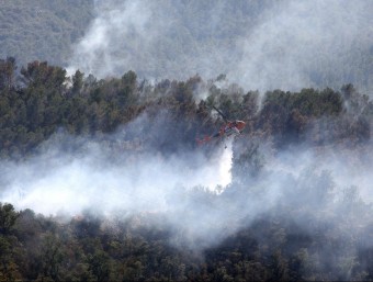 Un helicòpter bombarder treballant al front de la Salut de Terrades. REUTERS