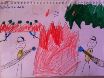 Un dels dibuixos, amb els Bombers somrients, que han fet els nens refugiats al pavelló de Figueres NÚRIA FORNS