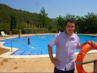 Esteve Guerra , el propietari del Bassegoda Park, ahir a la piscina d'aquest càmping d'Albanyà. R. E