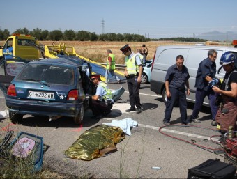 Bombers, mossos i serveis funeraris treballant ahir en el punt quilomètric 747 de l'N-II on es va produir l'accident de trànsit LLUÍS SERRAT