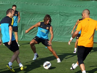 Iniesta, Puyol i Valdés participen en un rondo en la sessió preparatòria d'ahir a la tarda a la ciutat esportiva. FCB