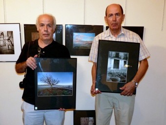 Manuel Guijarro i Enrique Botella amb les imatges guanyadores del concurs. B.S