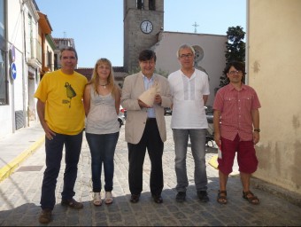 Els representants de l'Ajuntament d'Argentona amb el càntir d'aquest any. T.M