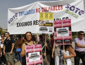 Protesta d'afectats per la fallida de Bankia. AGÈNCIA REUTERS