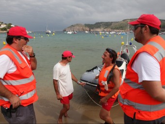 Sanitaris ahir a Montgó i, al fons, la Punta Milà, on al darrera es feia la recerca JOAN SABATER