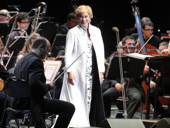 Kiri Te Kanawa, envoltada dels músics de l'Orquestra Simfònica del Vallès, que van excel·lir, a l'escenari de Cap Roig. JOSÉ IRÚN