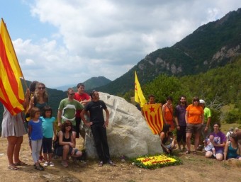 Uns quants dels participants posant ahir al migdia al costat de l'escultura de Jaume Rodri que recorda el lloc on va morir l'activista polític. R. E