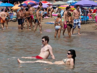 Gent a la platja de Salou ARXIU