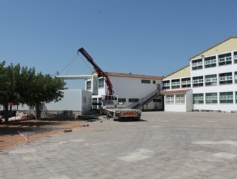 La instal·lació del nou mòdul de l'escola. EL PUNT