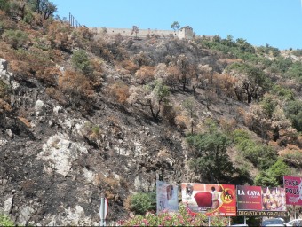 El pàrquing d'El Pertús on es va iniciar el foc amb anuncis comercials de la zona   Pau Lanao