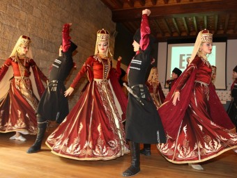 La companyia Balkaria, de la República de Kabardino-Balkària, va ballar ahir a la presentació de l'Ésdansa LLUÍS SERRAT