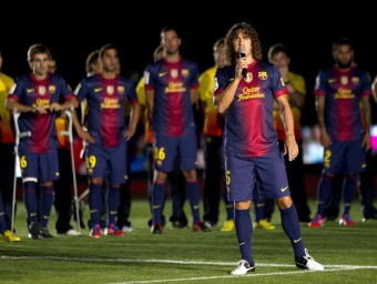 El capità Puyol es dirigeix als aficionats durant la presentació de l'equip per la temporada actual. EFE