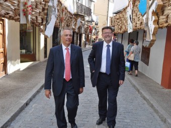 Ximo Puig i Pere Navarro passegen pels carrers de Morella EL PUNT AVUI