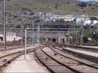 L'estació de Portbou seria la gran beneficiària de la col·locació del tercer rail a la via convencional, facilitant-hi el pas de mercaderies pesants. O. MAS