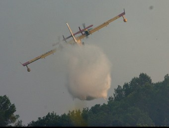Un avioneta tira aigua sobre l'incendi de Madremanya MANEL LLADÓ