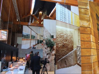 Una imatge de l'interior del pavelló catalanobalear a la Biennal d'Arquitectura, amb la Casa Collage de Girona en primer pla INSTITUT RAMON LLULL