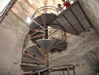 L'escala per on va caure la nena a la torre del campanar del monestir de Sant Pere de Rodes JOAN SABATER