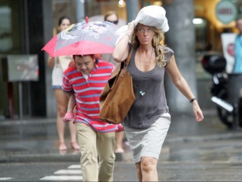 La pluja va sorprendre ahir alguns catalans després de quasi dos mesos sense ruixats generalitzats JUANMA RAMOS