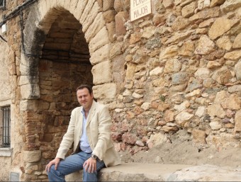 Josep Maria Ros, davant la volta d'entrada a la muralla del poble antic de Torrent E.A