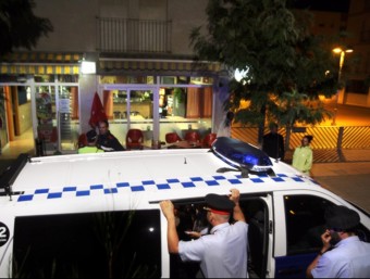Policia Local i Mossos davant del bar que es va inspeccionar a Palamós JOAN CASTRO/ICONNA