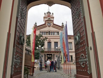 L'entrada principal de Sakya Tashi Ling, amb les banderes de pregària, i, més al fons, el Palau Novella.  JUANMA RAMOS