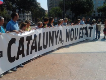 L'Assemblea Nacional Catalana desplega a la plaça de Catalunya de Barcelona la pancarta que anirà al davant de la manifestació de l'11S.  OSCAR PALAU