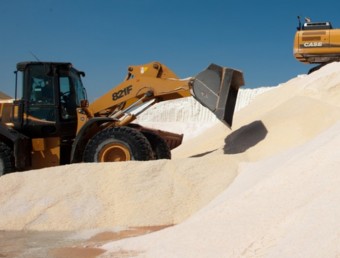 Les màquines recol·lectores apilen la sal que després s'envasarà i comercialitzarà.  TJERK VAN DER MEULEN