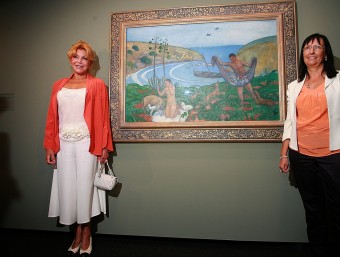 Carmen Cervera i Elisa Duran posen davant la ‘Mediterrània' (1910-1911), de Sunyer. MANEL LLADÓ