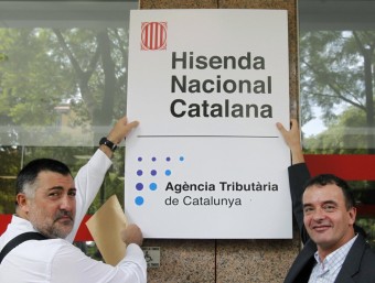 Puigcercós i Bosch tapant el cartell de l'agència estatal amb el de la hisenda pròpia REUTERS