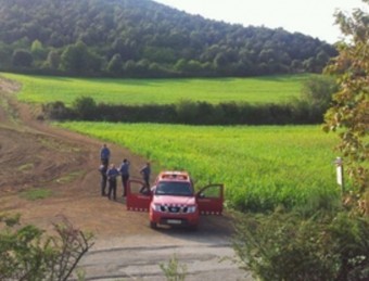Efectius dels bombers buscant, divendres passat, un turista francès que es va perdre pels volts del Croscat EL PUNT AVUI