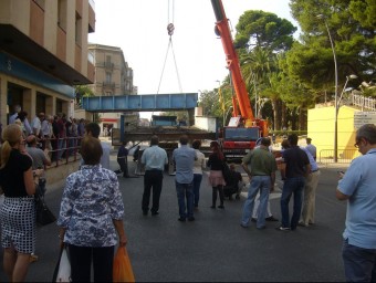 Desenes de curiosos observen els treballs de retirada del viaducte a l'avinguda de la Generalitat L.M.