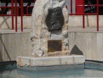 Monument a Jaume I entre els carrers de Sant Rafael i i Alzira. ESCORCOLL