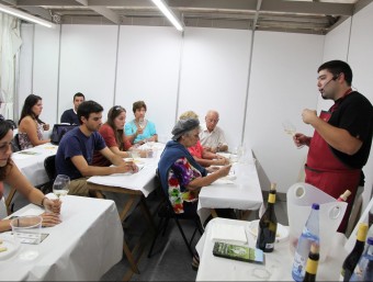 Una sessió d'iniciació al tast de la Jove Confraria dels Caves i Vins de l'Empordà, ahir a la Rambla de Figueres. J. SABATER