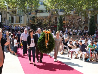 L'alcalde i els regidors, fent l'ofrena floral al monument al general Moragues. IRENE MIR