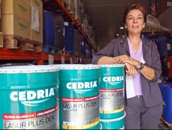 La directora de l'empresa, Mercedes Martín, al costat d'alguns dels productes que es fabriquen a Teià  JUANMA RAMOS
