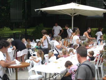 El menjador organitzat per l'AMPA de l'escola a un restaurant del poble. J. GONZALO