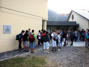 L'entrada a classe a l'institut Hug Roger III de Sort, un dels que fa jornada intensiva ACN