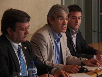 L'alcalde d'Arenys de Munt, Josep Manel Jiménez, acompanyat pels diputats de SI Alfons López Tena i Uriel Bertran ACN